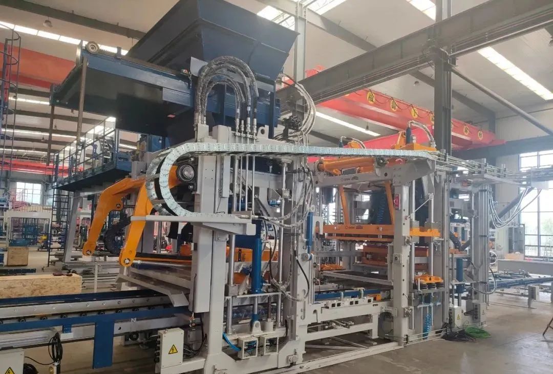 泉工ZN900CG國產(chǎn)設備首次進入北美市場，開創(chuàng)中國磚機新紀元